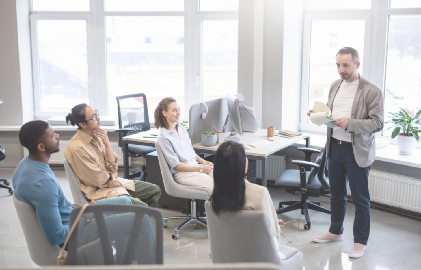 Группа людей изучает техники управления стрессом